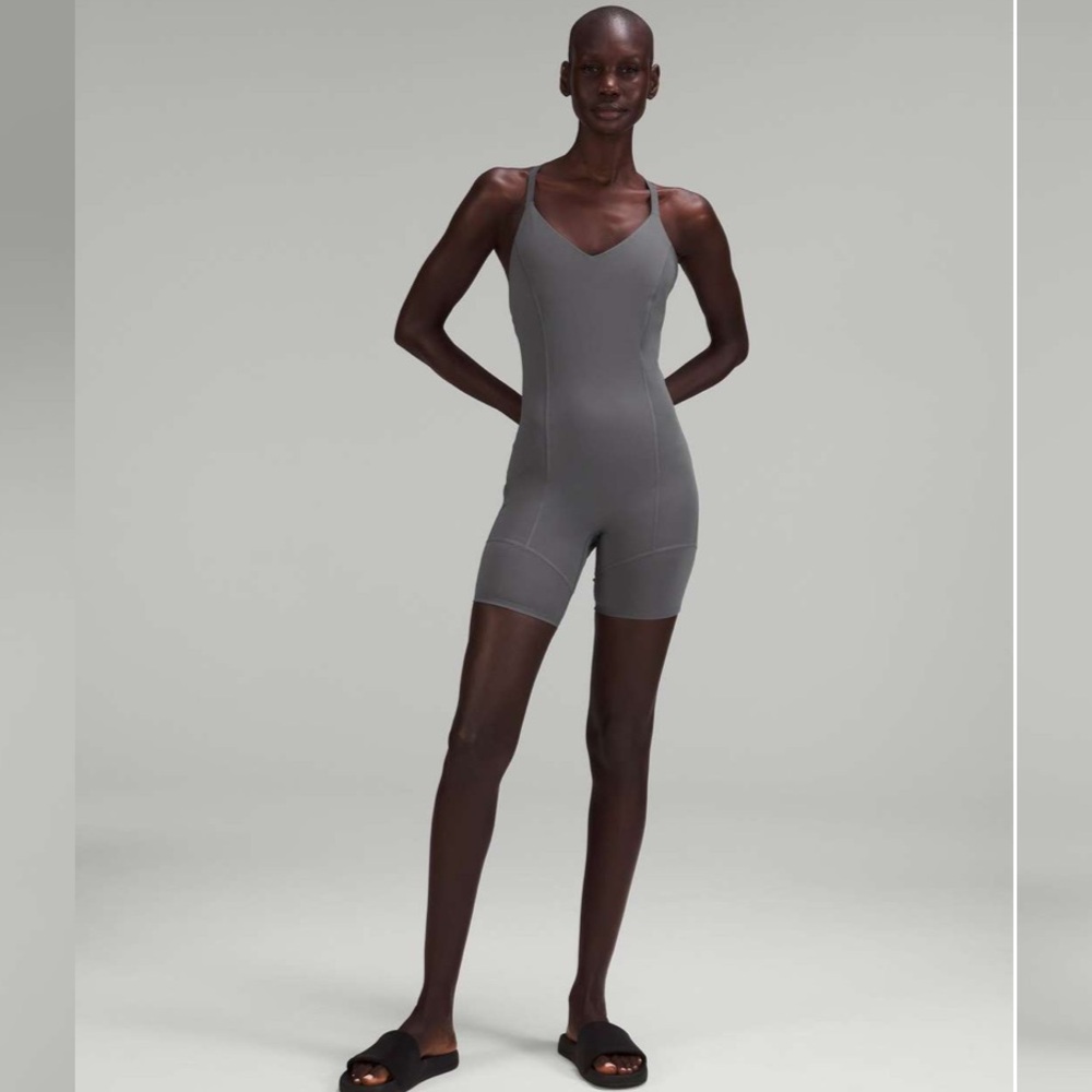 665. Lululemon LAB Nulux and Mesh One-Piece 8"
Anchor size 8 NWT
